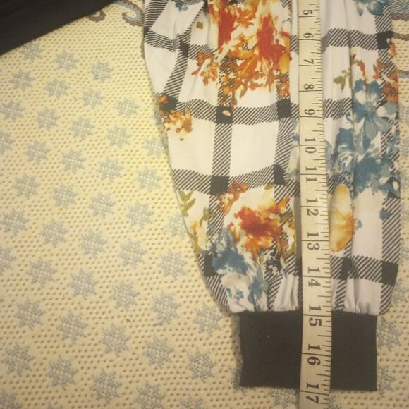 Floral and plaid balloon sleeve top - Picture 6 of 9
